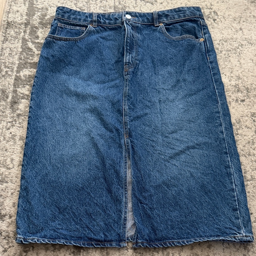 H&M Women’s Classic Medium Wash Denim Skirt